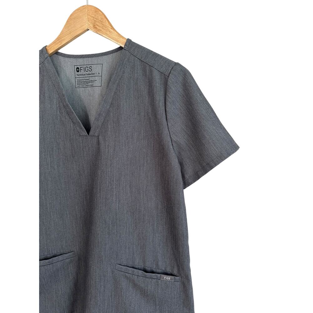 NEW Figs Casma Scrub Top Three Pocket Short Sleeve Graphite Gray Size Small - Picture 3 of 5